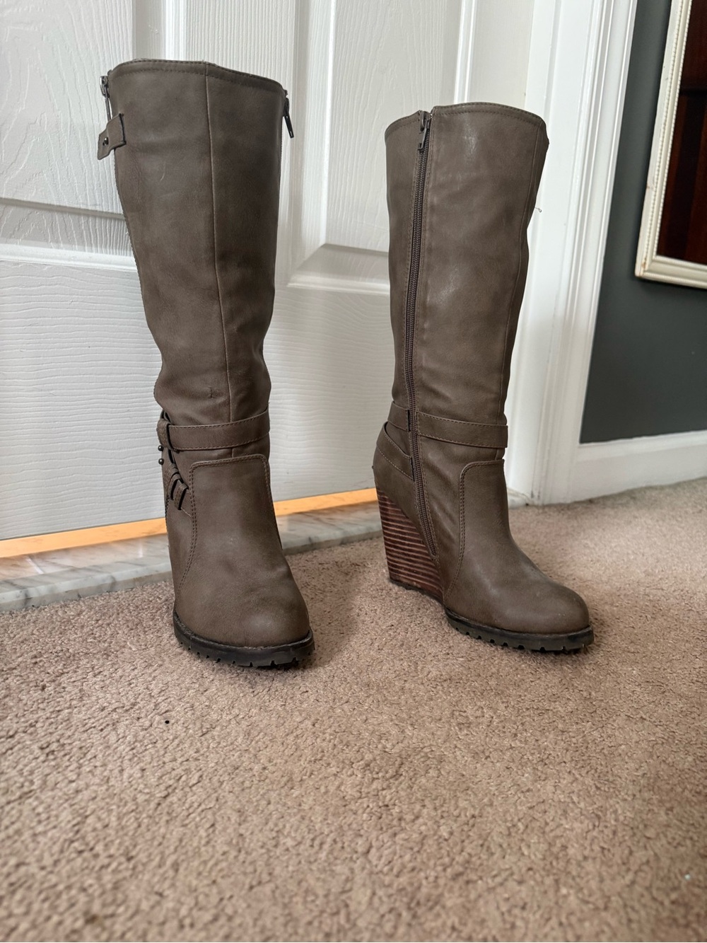 Very Volatile Los Angeles Women’s Knee-High Wedge Boots in Taupe Size 7